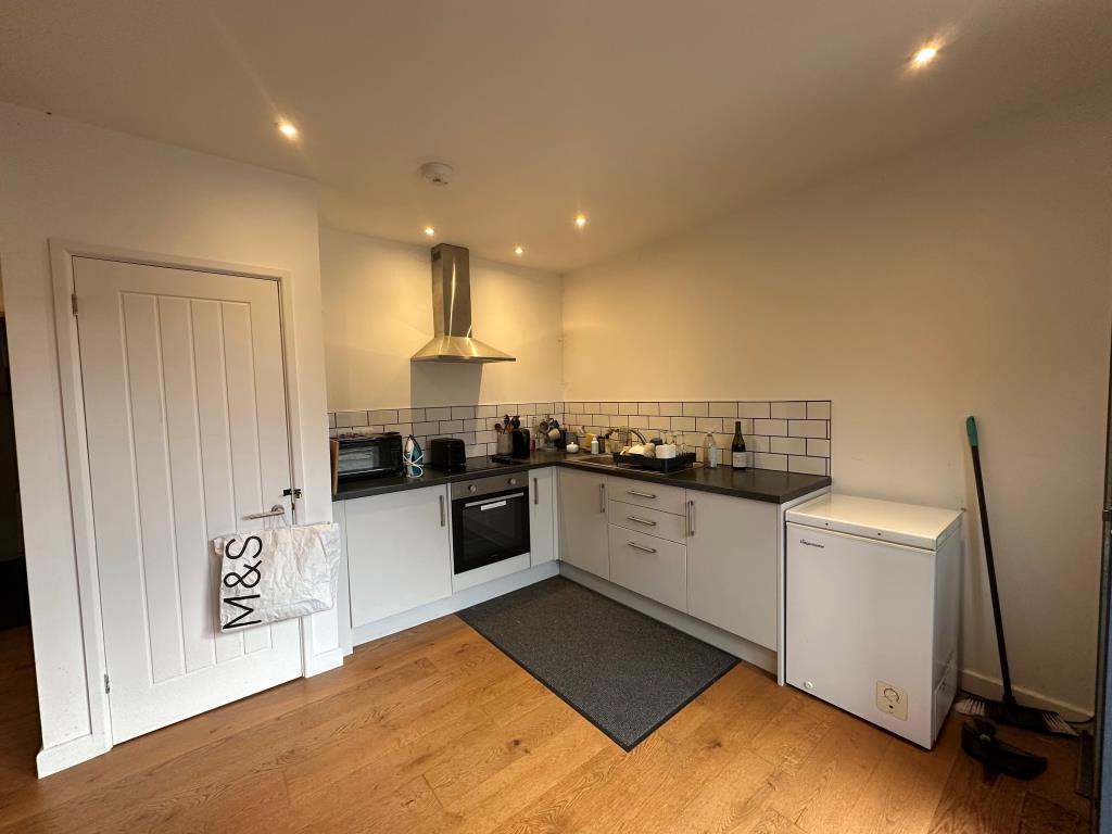 Lot: 146 - DETACHED BUILDING WITH PARKING AND EXTERNAL STORAGE - Kitchen